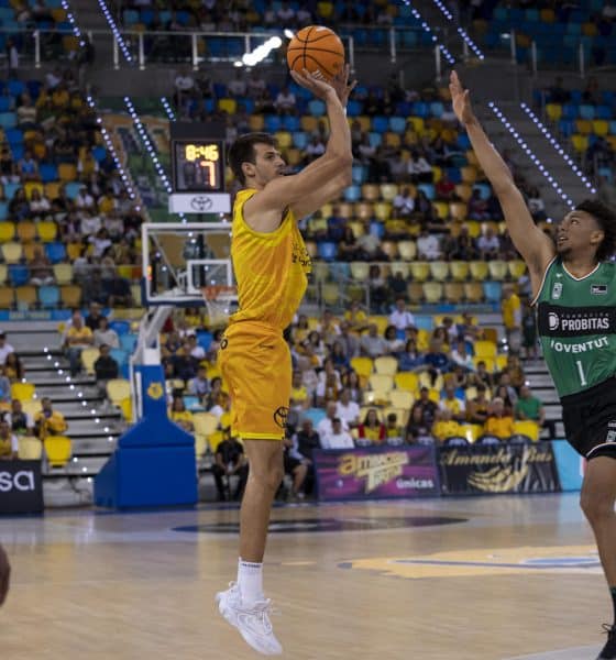 Fotografía de Quique Curbelo, en la que puede verse en una imagen de archivo del 17 de mayo de 2025 al alero argentino del Dreamland Gran Canaria Nico Brussino (i), durante un partido. EFE