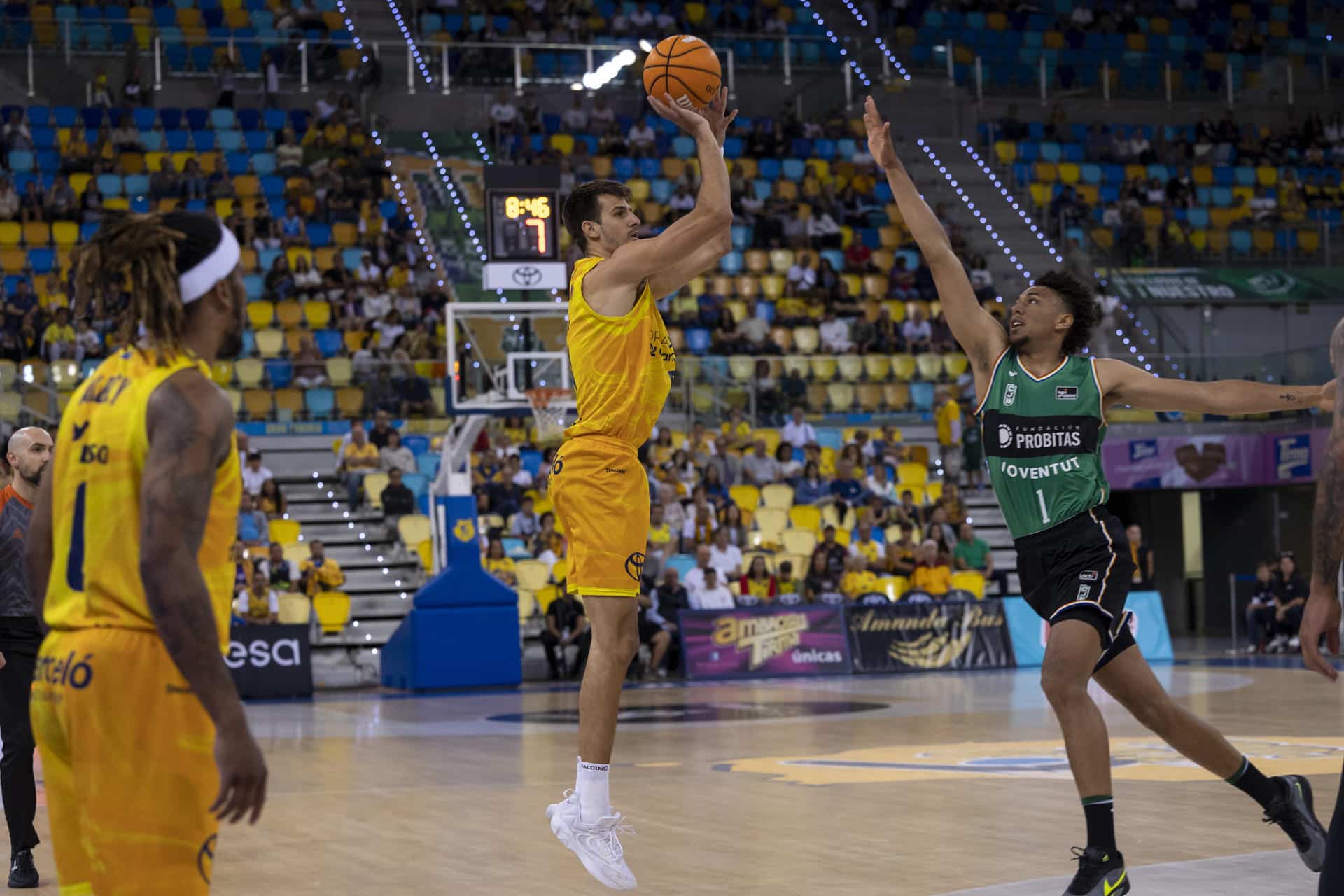 Fotografía de Quique Curbelo, en la que puede verse en una imagen de archivo del 17 de mayo de 2025 al alero argentino del Dreamland Gran Canaria Nico Brussino (i), durante un partido. EFE