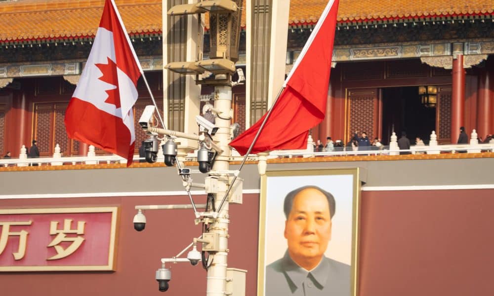 BEIJING (China), 15/01/2026.- The Canadian flag is displayed alongside the Chinese flag at Tiananmen Square in Beijing, China, 15 January 2026. Canadian Prime Minister Mark Carney is visiting Beijing from 14 to 17 January and will meet with Chinese President Xi Jinping on 16 January. EFE/EPA/JESSICA LEE
