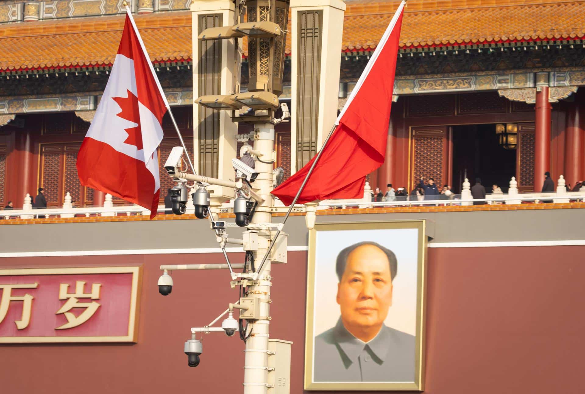 BEIJING (China), 15/01/2026.- The Canadian flag is displayed alongside the Chinese flag at Tiananmen Square in Beijing, China, 15 January 2026. Canadian Prime Minister Mark Carney is visiting Beijing from 14 to 17 January and will meet with Chinese President Xi Jinping on 16 January. EFE/EPA/JESSICA LEE