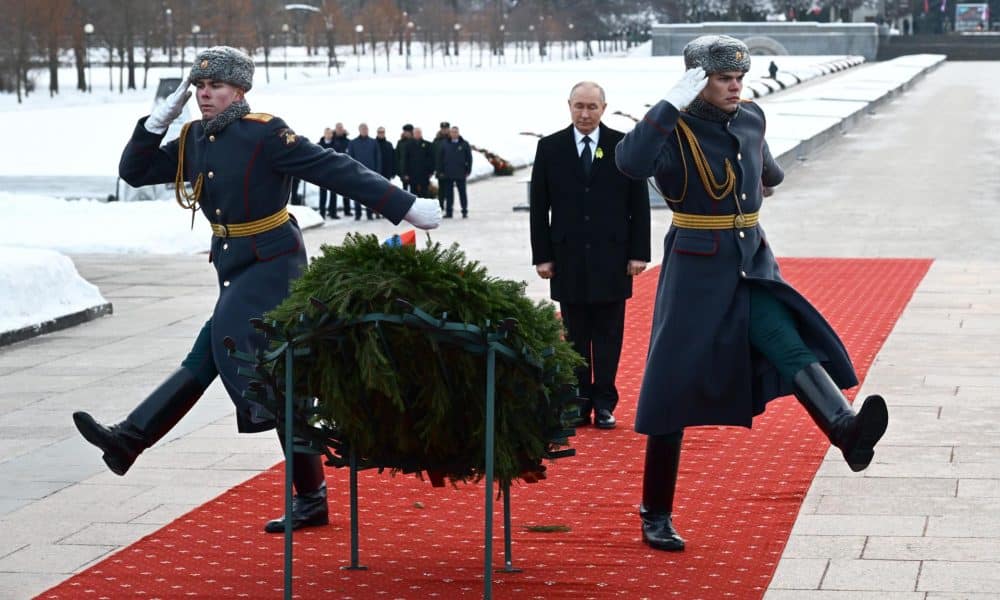 El presidente ruso Vladímir Putin asiste a una ceremonia de colocación de una corona en el monumento a la Patria en el cementerio memorial de Piskaryovskoye con motivo del 82º aniversario del levantamiento del sitio de Leningrado durante la Segunda Guerra Mundial, en San Petersburgo, Rusia, 27 de enero de 2026. (Rusia, San Petersburgo) EFE/EPA/ALEXEI DANICHEVSPUTNIK/KREMLIN POOL / POOL MANDATORY CREDIT