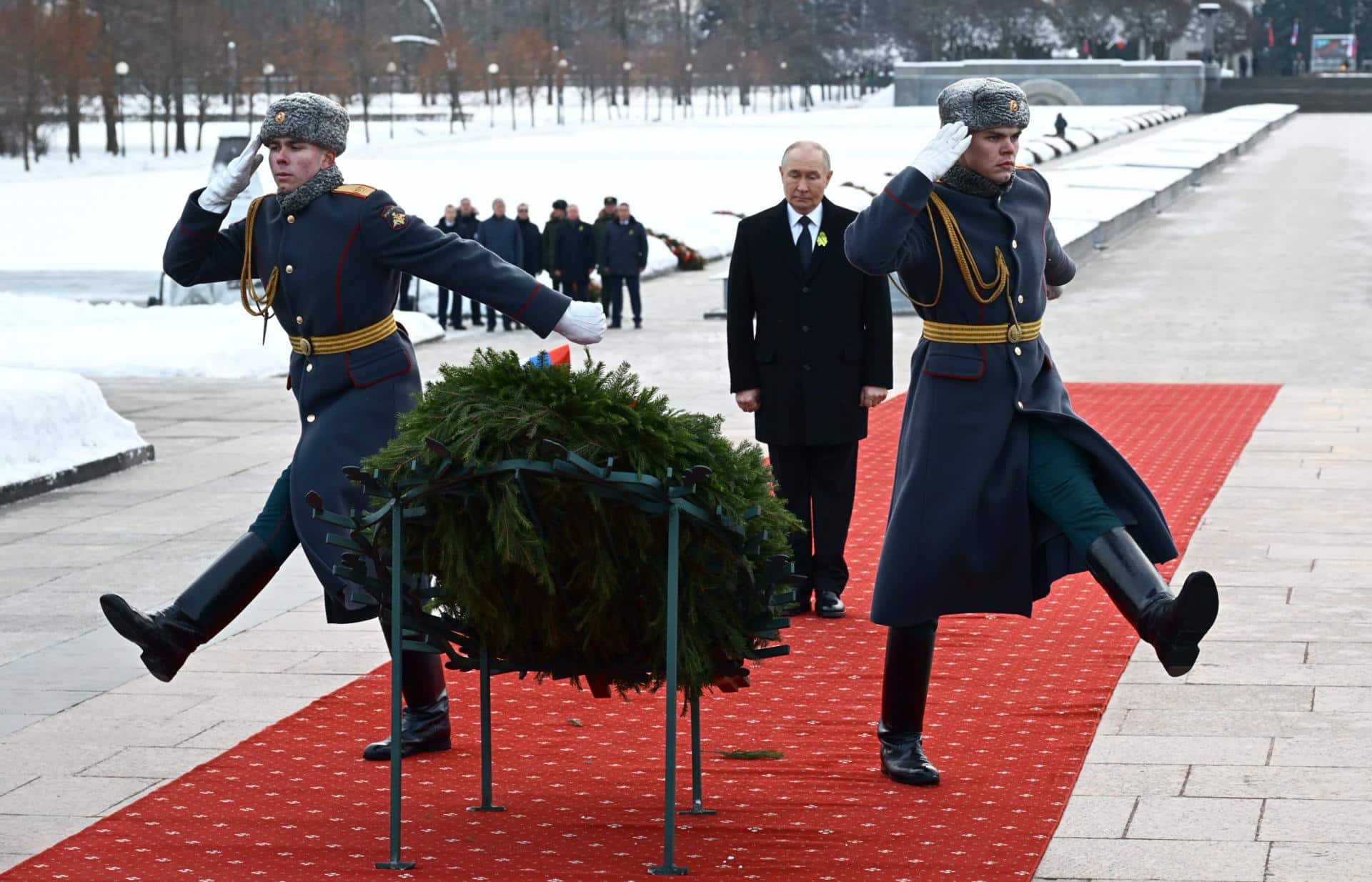 El presidente ruso Vladímir Putin asiste a una ceremonia de colocación de una corona en el monumento a la Patria en el cementerio memorial de Piskaryovskoye con motivo del 82º aniversario del levantamiento del sitio de Leningrado durante la Segunda Guerra Mundial, en San Petersburgo, Rusia, 27 de enero de 2026. (Rusia, San Petersburgo) EFE/EPA/ALEXEI DANICHEVSPUTNIK/KREMLIN POOL / POOL MANDATORY CREDIT