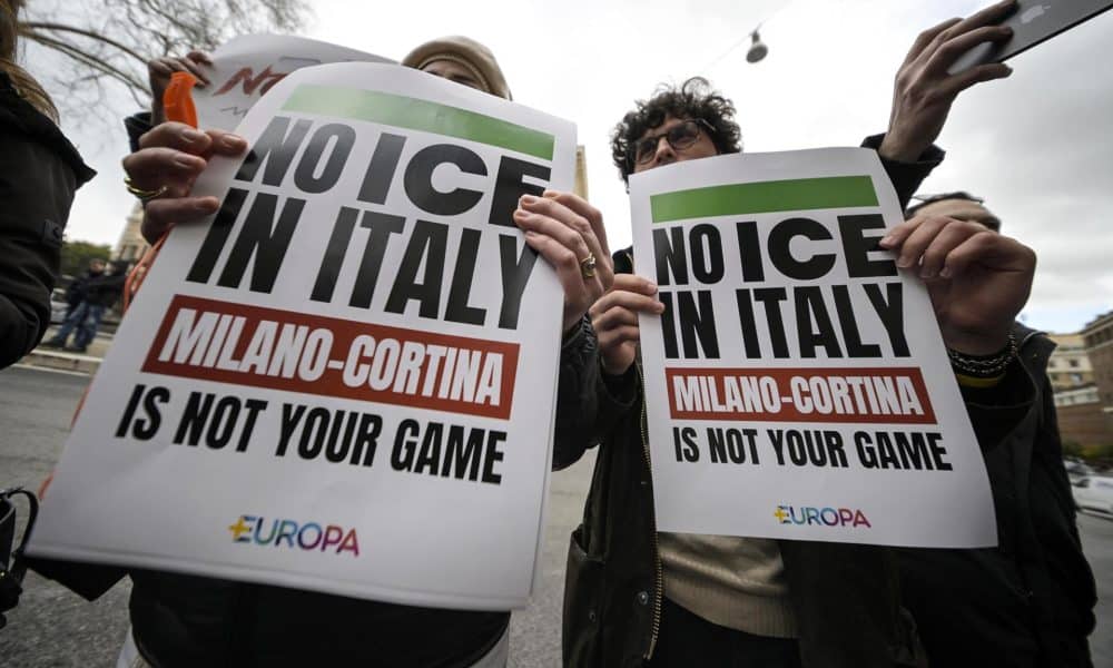 Manifestantes con carteles se reúnen para un flash mob frente a la Embajada de EE.UU. en contra de la presencia de la unidad de Investigaciones de Seguridad Nacional de ICE en los Juegos Olímpicos de Invierno Milano Cortina 2026, en Roma, Italia, 29 de enero de 2026. El cartel dice (de izquierda a derecha) 'No veo, no oigo, no hablo.' EFE/EPA/RICCARDO ANTIMIANI