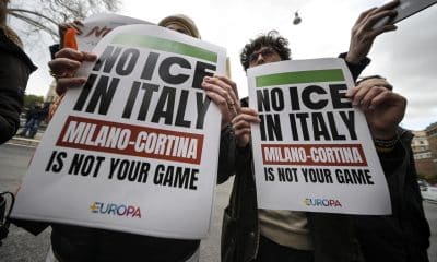 Manifestantes con carteles se reúnen para un flash mob frente a la Embajada de EE.UU. en contra de la presencia de la unidad de Investigaciones de Seguridad Nacional de ICE en los Juegos Olímpicos de Invierno Milano Cortina 2026, en Roma, Italia, 29 de enero de 2026. El cartel dice (de izquierda a derecha) 'No veo, no oigo, no hablo.' EFE/EPA/RICCARDO ANTIMIANI