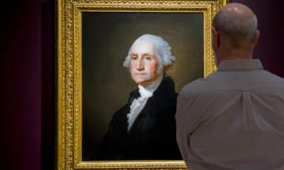 Una persona observa el retrato del expresidente de Estados Unidos George Washington (1789-1797) hecho por el artista Gilbert Stuart (1755-1828), este jueves Nueva York (Estados Unidos). EFE/ Ángel Colmenares