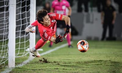 El guardameta juvenil Santiago Beltrán destacó este sábado en el partido amistoso que River Plate ganó en tanda de penaltis a Peñarol en el estadio Domingo Burgueño Miguel de la ciudad uruguaya de Maldonado. EFE/ Gaston Britos