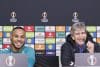El entrenador del Betis, el chileno Manuel Pellegrini y el jugador Natan Bernardo de Souza durante la rueda de prensa este miércoles, previa al partido de Liga Europa ante el Feyenoord holandés. EFE/ Jose Manuel Vidal