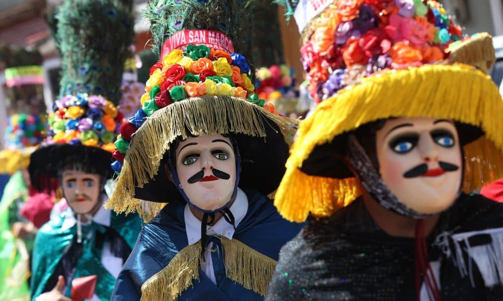 Personas participan en el baile del Toro Huaco durante una procesión en honor a San Sebastián en el tradicional Tope de los Santos este lunes, en Diriamba (Nicaragua). EFE/STR