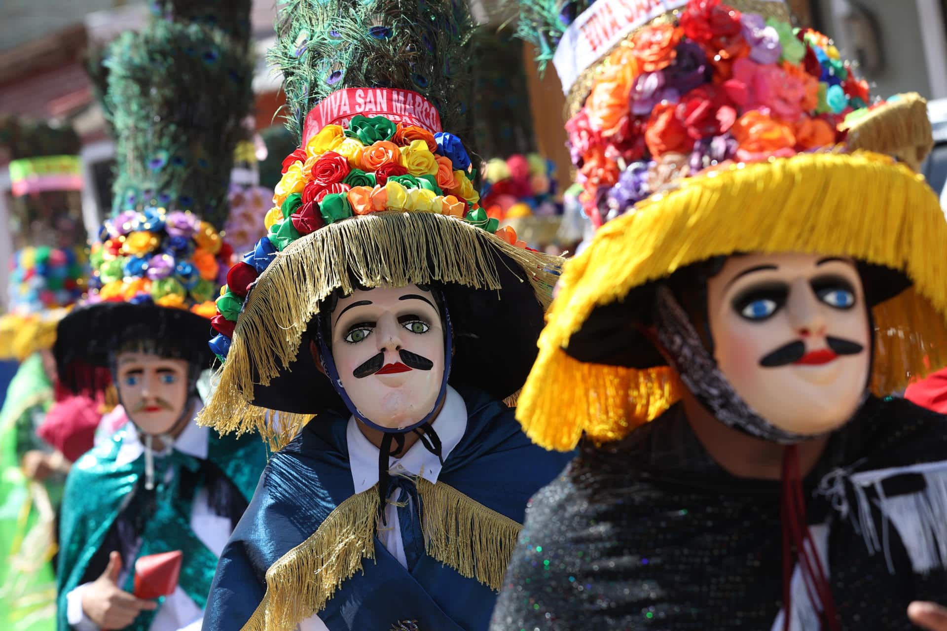 Personas participan en el baile del Toro Huaco durante una procesión en honor a San Sebastián en el tradicional Tope de los Santos este lunes, en Diriamba (Nicaragua). EFE/STR