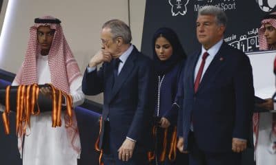 El presidente del FC Barcelona Joan Laporta (d) y el del Real Madrid Florentino Pérez (2i) tras el partido de la final de la Supercopa de España de fútbol en Yeda, Arabia Saudí en 2025. EFE/ Alberto Estévez