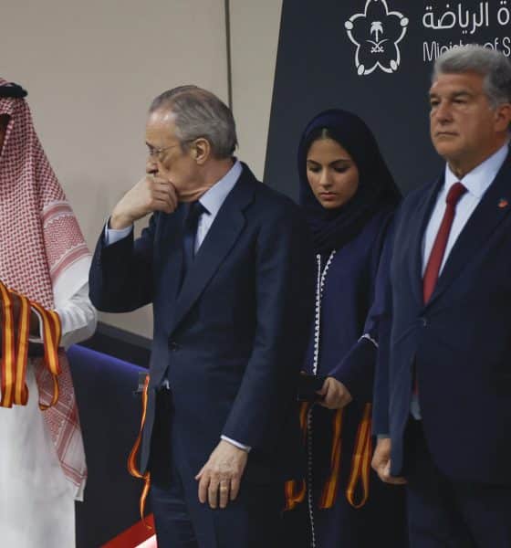 El presidente del FC Barcelona Joan Laporta (d) y el del Real Madrid Florentino Pérez (2i) tras el partido de la final de la Supercopa de España de fútbol en Yeda, Arabia Saudí en 2025. EFE/ Alberto Estévez
