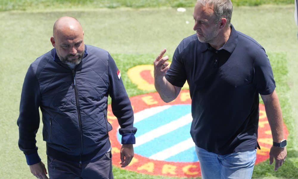 Los entrenadores del RCD Espanyol, Manolo González (i), y del FC Barcelona, Hansi Flick (d), en el césped del RCDE Stadium en una imagen de archivo. EFE/Alejandro García