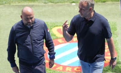 Los entrenadores del RCD Espanyol, Manolo González (i), y del FC Barcelona, Hansi Flick (d), en el césped del RCDE Stadium en una imagen de archivo. EFE/Alejandro García