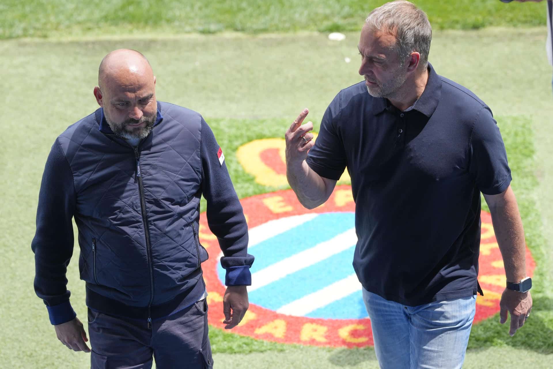 Los entrenadores del RCD Espanyol, Manolo González (i), y del FC Barcelona, Hansi Flick (d), en el césped del RCDE Stadium en una imagen de archivo. EFE/Alejandro García