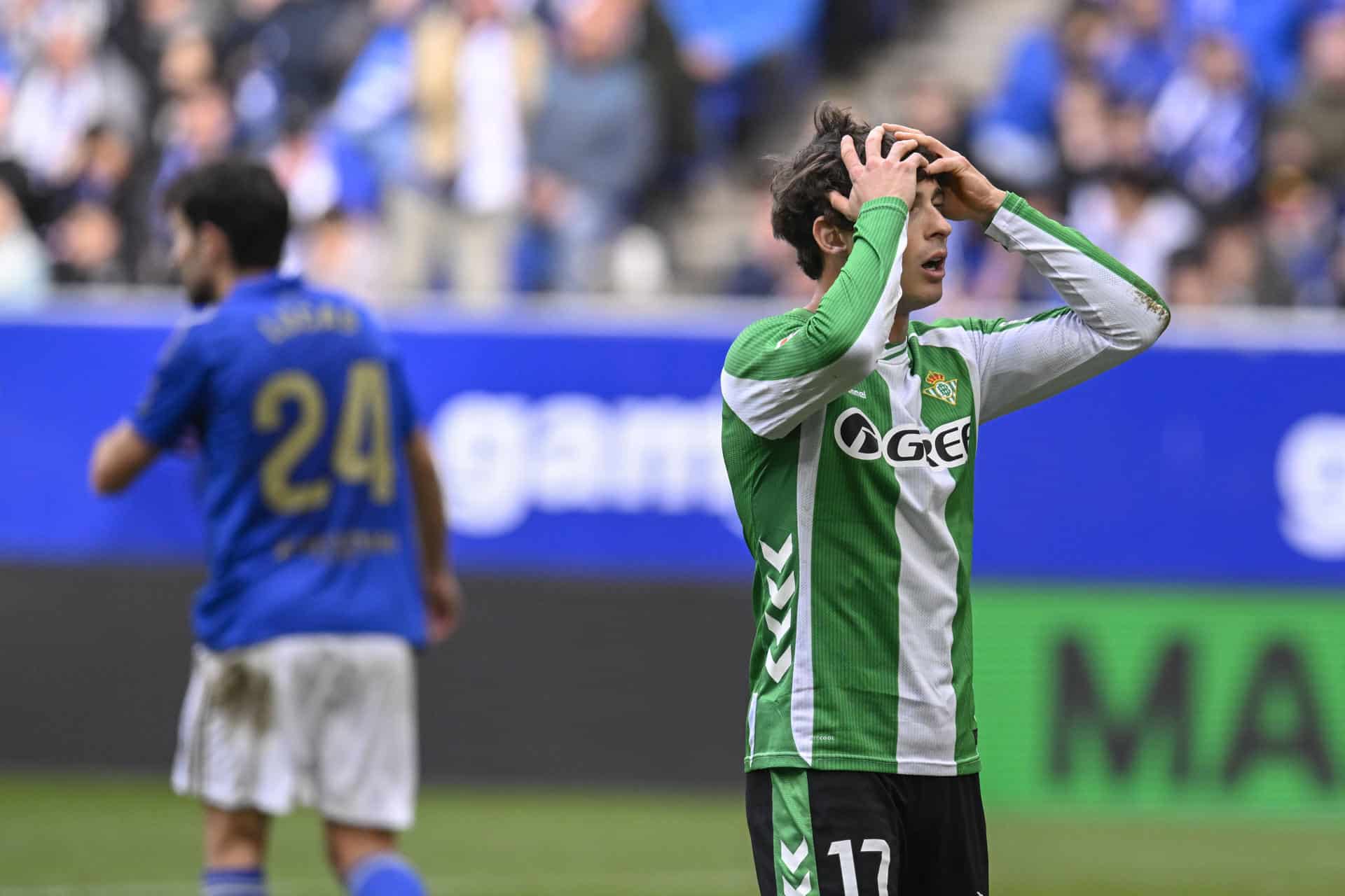 El extremo izquierdo del Real Betis R. Riquelme reacciona durante el partido correspondiente a la 19ª jornada de LaLiga entre el Real Oviedo y el Real Betis, este sábado, en Oviedo. EFE/ Eloy Alonso