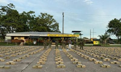 Fotografía provista por el Ejército de Ecuador paquetes parte de un cargamento de 2,2 toneladas de droga decomisada este martes, que estaban en una embarcación encontrada en el río Aguarico, ubicado en la provincia amazónica de Sucumbíos, fronteriza con Colombia. EFE/ Ejército de Ecuador /SOLO USO EDITORIAL/ SOLO DISPONIBLE PARA ILUSTRAR LA NOTICIA QUE ACOMPAÑA (CRÉDITO OBLIGATORIO)
