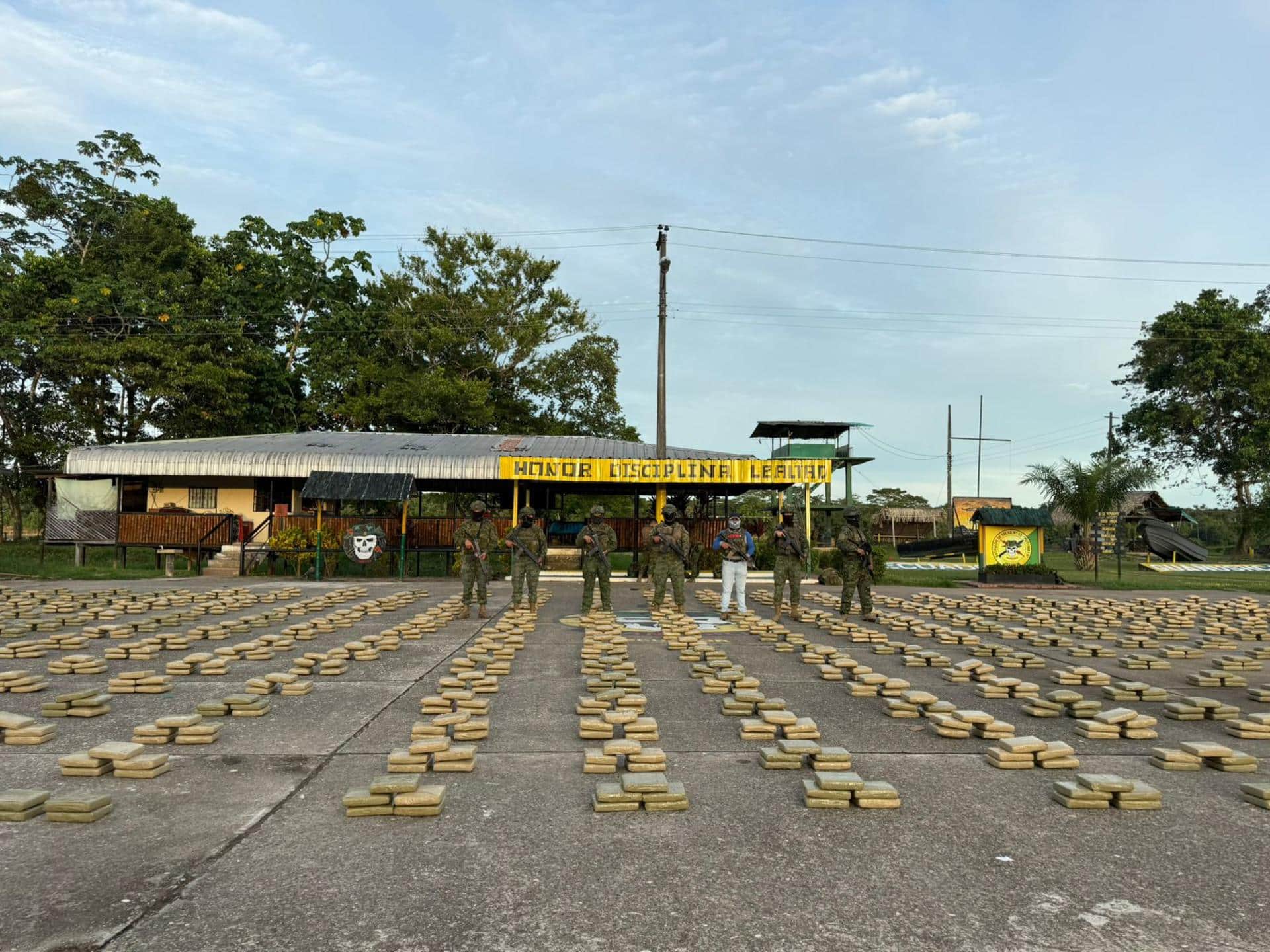 Fotografía provista por el Ejército de Ecuador paquetes parte de un cargamento de 2,2 toneladas de droga decomisada este martes, que estaban en una embarcación encontrada en el río Aguarico, ubicado en la provincia amazónica de Sucumbíos, fronteriza con Colombia. EFE/ Ejército de Ecuador /SOLO USO EDITORIAL/ SOLO DISPONIBLE PARA ILUSTRAR LA NOTICIA QUE ACOMPAÑA (CRÉDITO OBLIGATORIO)