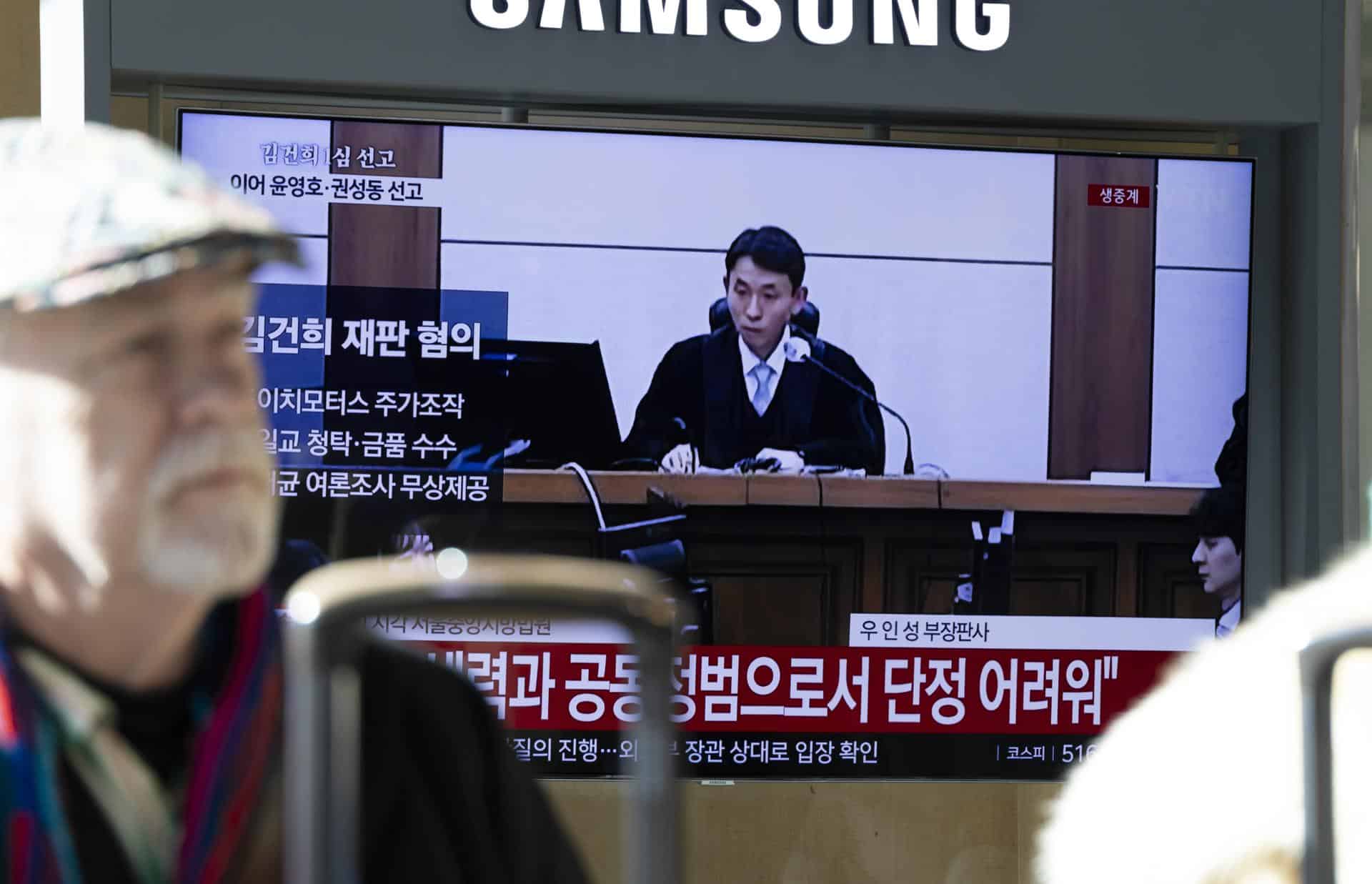 Seoul (South Korea), 28/01/2026.- Una transmisión en directo del juicio contra Kim Keon Hee, ex primera dama de Corea del Sur. (Corea del Sur, Seúl) EFE/EPA/JEON HEON-KYUN
