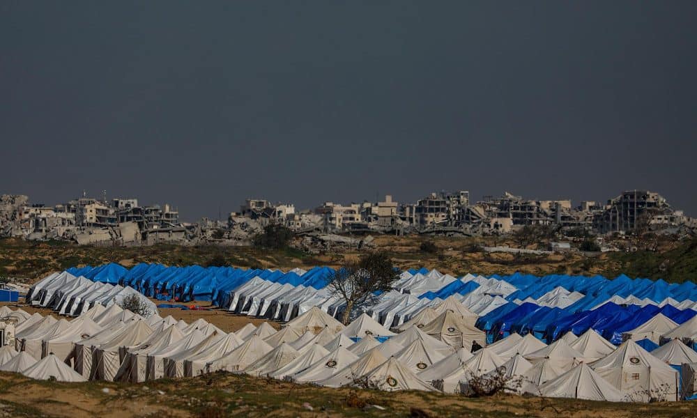 Palestinos preparan un campamento para albergar a familias palestinas desplazadas en la zona de Netzarim, ubicada entre la parte sur de la ciudad de Gaza y la franja central de Gaza, el 17 de enero de 2026, en medio de un alto el fuego entre Israel y Hamás. Alrededor de 1.9 millones de personas en Gaza, casi el 90 por ciento de la población, han sido desplazadas desde que comenzó el conflicto entre Israel y Hamás en octubre de 2023, según la ONU. EFE/EPA/MOHAMMED SABER