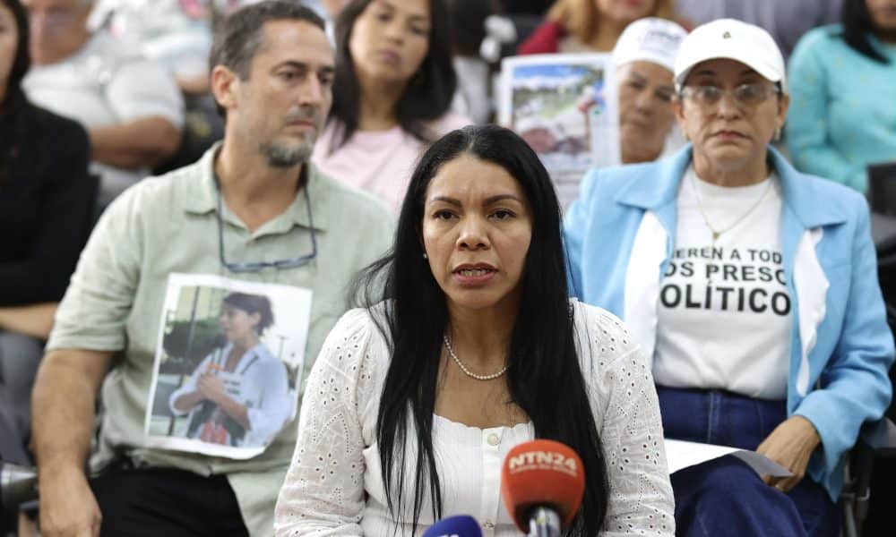 María de los Ángeles Pérez habla durante una rueda de prensa este martes, en Caracas (Venezuela). El Comité de Madres en Defensa de la Verdad de Venezuela presenta el proyecto de ley de amnistía en medio de un proceso de excarcelaciones de presos políticos. EFE/ Ronald Peña R
