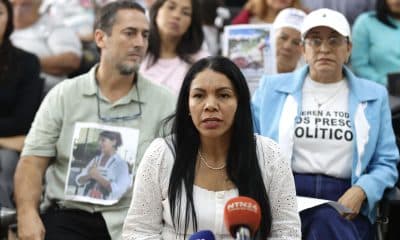 María de los Ángeles Pérez habla durante una rueda de prensa este martes, en Caracas (Venezuela). El Comité de Madres en Defensa de la Verdad de Venezuela presenta el proyecto de ley de amnistía en medio de un proceso de excarcelaciones de presos políticos. EFE/ Ronald Peña R