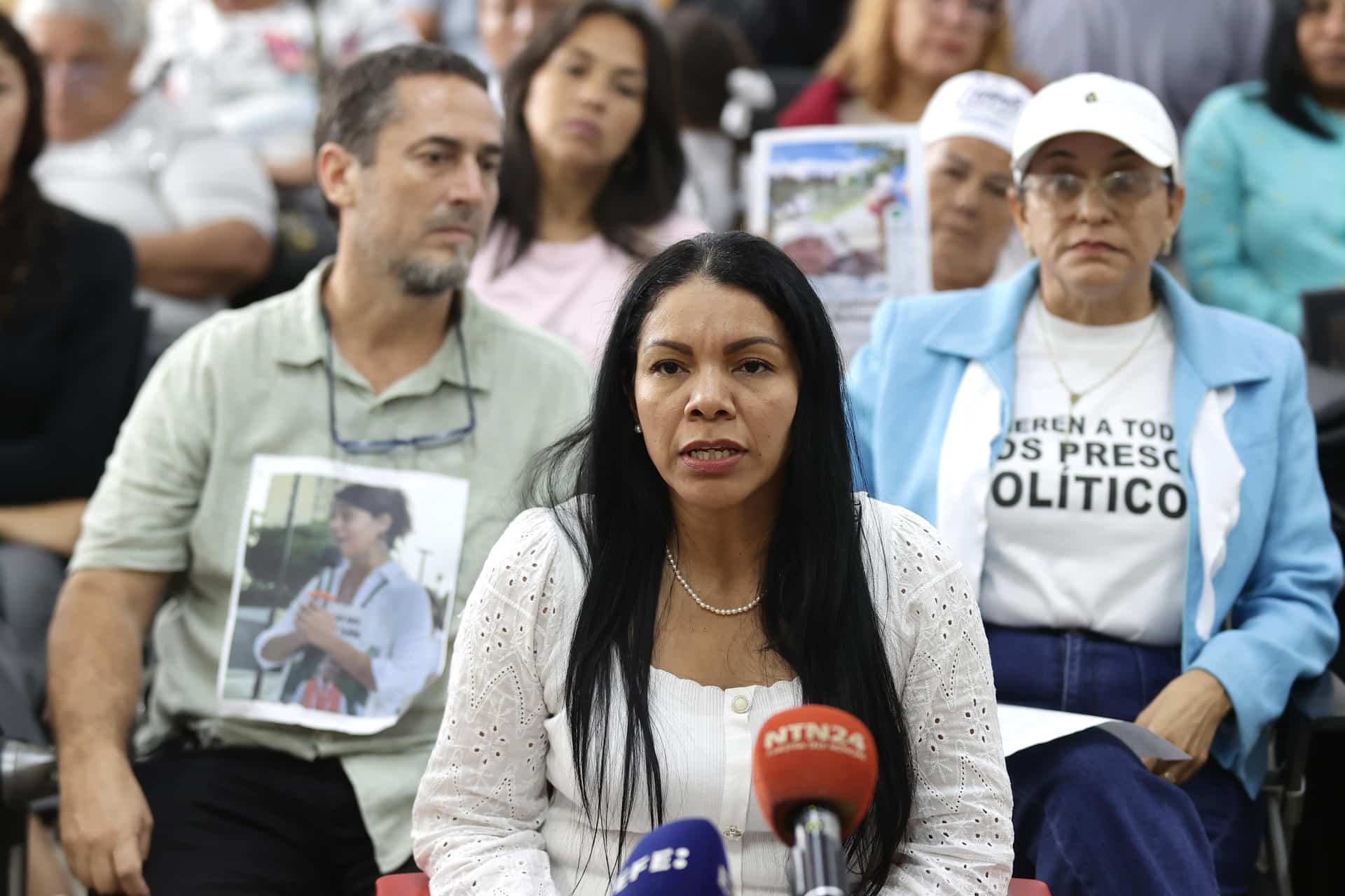 María de los Ángeles Pérez habla durante una rueda de prensa este martes, en Caracas (Venezuela). El Comité de Madres en Defensa de la Verdad de Venezuela presenta el proyecto de ley de amnistía en medio de un proceso de excarcelaciones de presos políticos. EFE/ Ronald Peña R