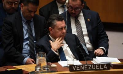 El representante permanente de Venezuela ante las Naciones Unidas, Samuel Moncada (C) espera para hablar durante una reunión del Consejo de Seguridad de las Naciones Unidas en la sede de la ONU en Nueva York, Nueva York, EE.UU., el 5 de enero de 2026. EFE/EPA/Derek French