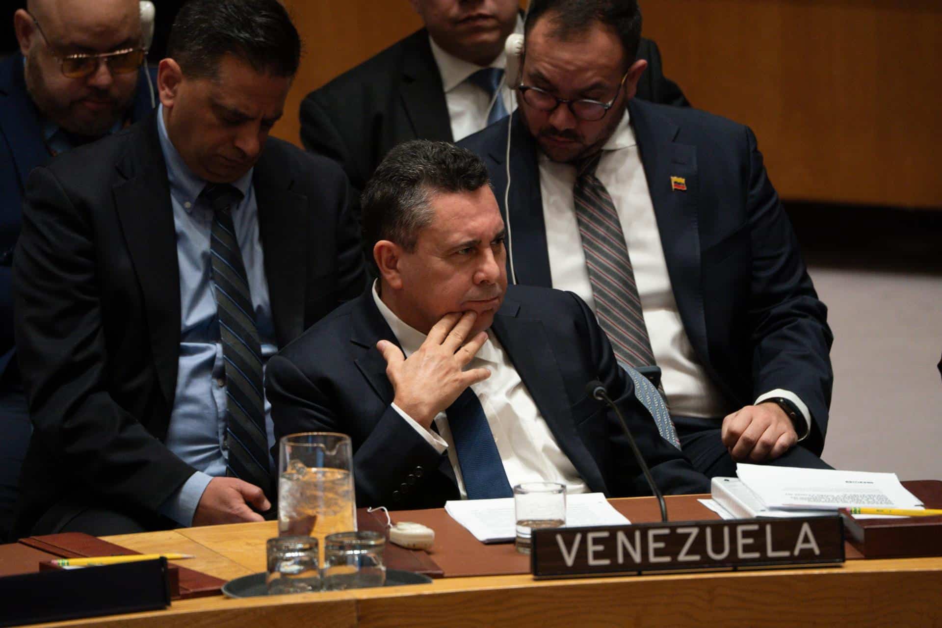 El representante permanente de Venezuela ante las Naciones Unidas, Samuel Moncada (C) espera para hablar durante una reunión del Consejo de Seguridad de las Naciones Unidas en la sede de la ONU en Nueva York, Nueva York, EE.UU., el 5 de enero de 2026. EFE/EPA/Derek French