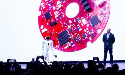 El vicepresidente de ventas de soluciones de electrodomésticos de L.G., Brant Varner (d), presenta al robot CLOiD durante la Feria de Electrónica de Consumidores 2026 (CES, en inglés) este lunes, en Las Vegas (Estados Unidos). EFE/ Luis Chacon