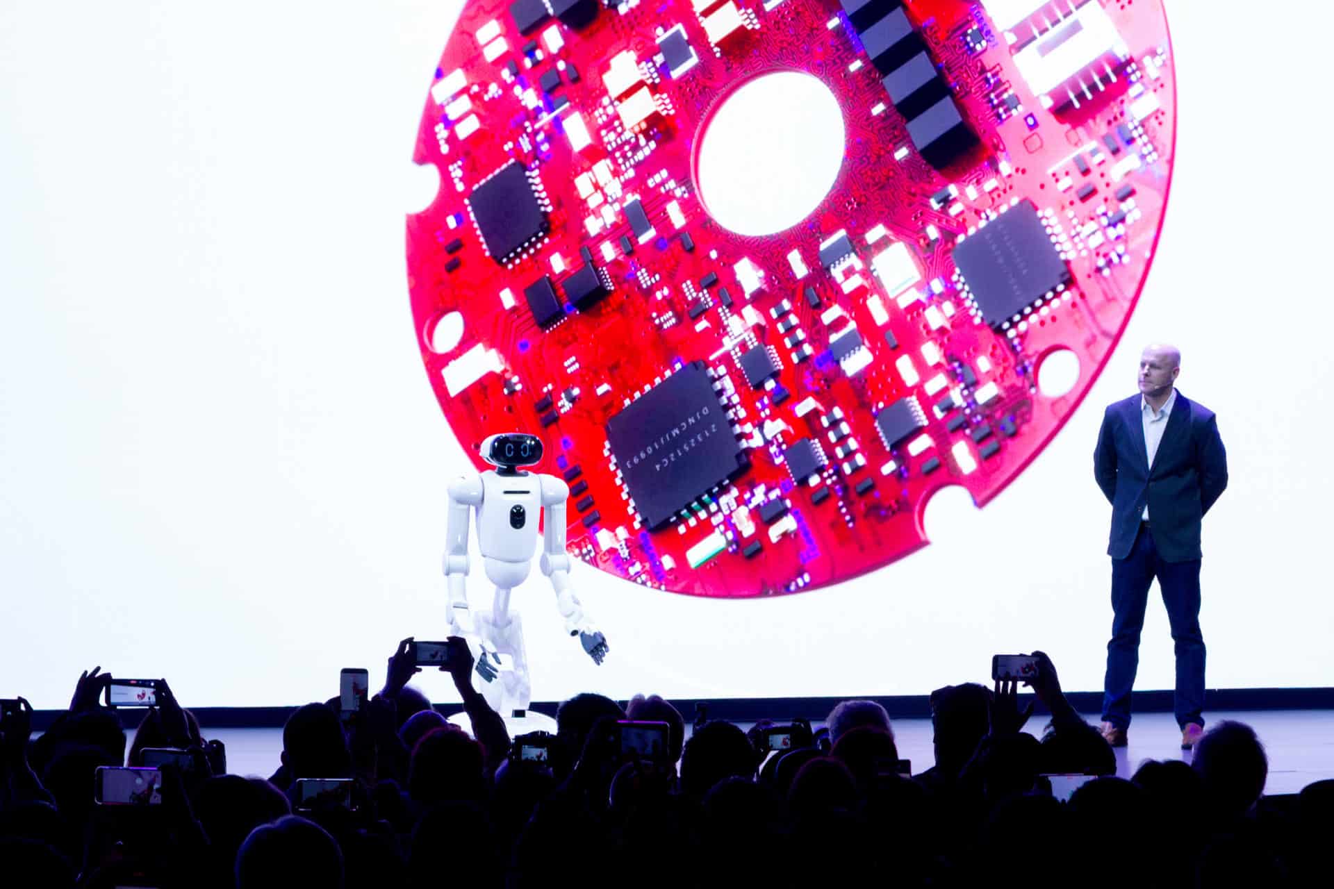 El vicepresidente de ventas de soluciones de electrodomésticos de L.G., Brant Varner (d), presenta al robot CLOiD durante la Feria de Electrónica de Consumidores 2026 (CES, en inglés) este lunes, en Las Vegas (Estados Unidos). EFE/ Luis Chacon