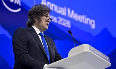 Javier Milei, Presidente de Argentina habla durante su Discurso Especial en la 56ª reunión anual del Foro Económico Mundial (WEF) en Davos, Suiza, 21 de enero de 2026. La cumbre de 2026, que se celebra del 19 al 23 de enero bajo el tema 'Un espíritu de diálogo', reúne a líderes políticos globales, ejecutivos corporativos y científicos para abordar los desafíos internacionales. (Suiza) EFE/EPA/GIAN EHRENZELLER