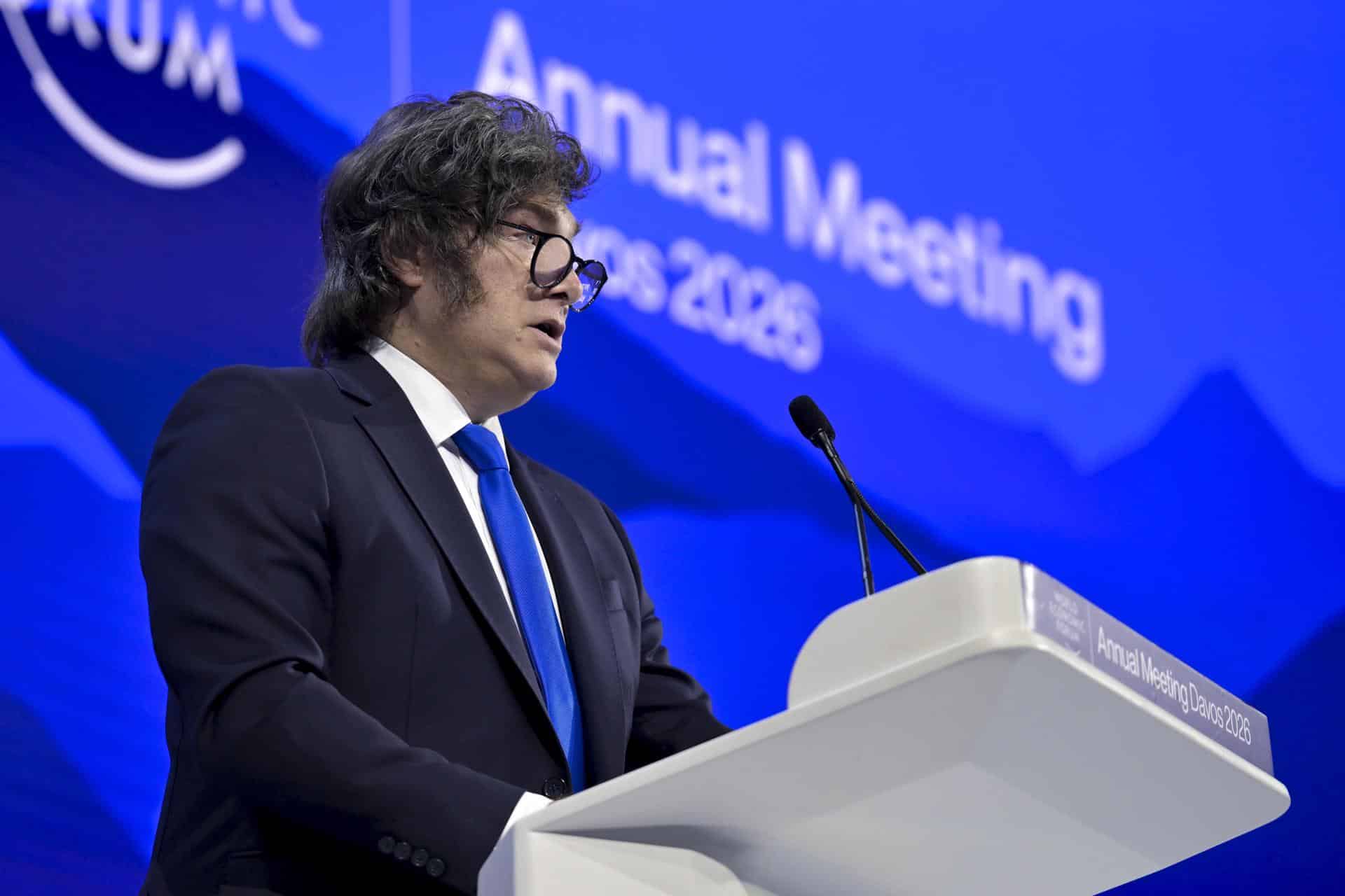 Javier Milei, Presidente de Argentina habla durante su Discurso Especial en la 56ª reunión anual del Foro Económico Mundial (WEF) en Davos, Suiza, 21 de enero de 2026. La cumbre de 2026, que se celebra del 19 al 23 de enero bajo el tema 'Un espíritu de diálogo', reúne a líderes políticos globales, ejecutivos corporativos y científicos para abordar los desafíos internacionales. (Suiza) EFE/EPA/GIAN EHRENZELLER