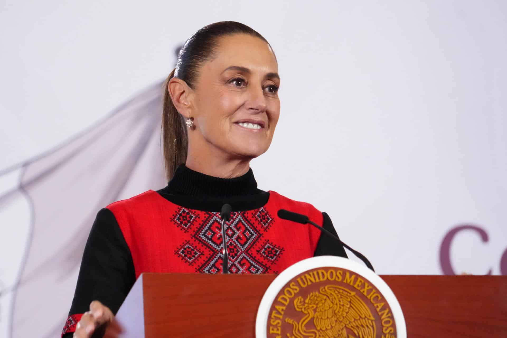 Fotografía cedida por la Presidencia de México, de su mandataria Claudia Sheinbaum durante una conferencia de prensa este jueves en el Palacio Nacional de la ciudad de México (México). EFE/ Presidencia de México / SOLO USO EDITORIAL/NO VENTAS/SOLO DISPONIBLE PARA ILUSTRAR LA NOTICIA QUE ACOMPAÑA (CRÉDITO OBLIGATORIO)