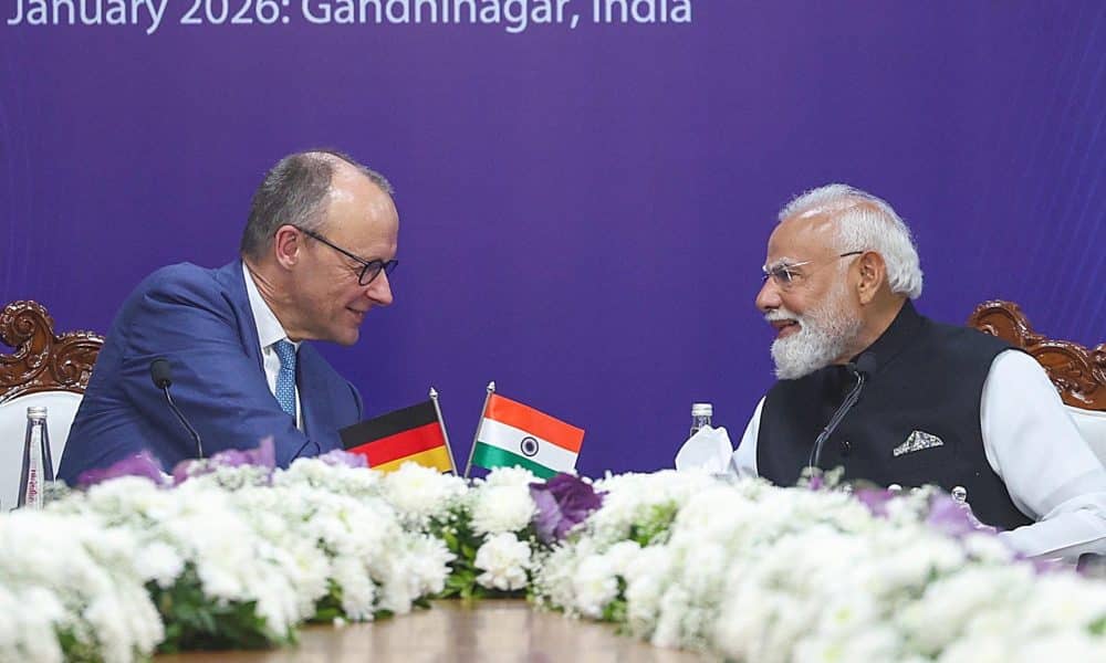 El canciller alemán, Friedrich Merz (I,) y el primer ministro indio, Narendra Modi (D), durante el Foro de CEO de India-Alemania en Gandhinagar, India, el 12 de enero de 2026. EFE/EPA/PIB HANDOUT USO EDITORIAL SÓLO/NO VENTAS