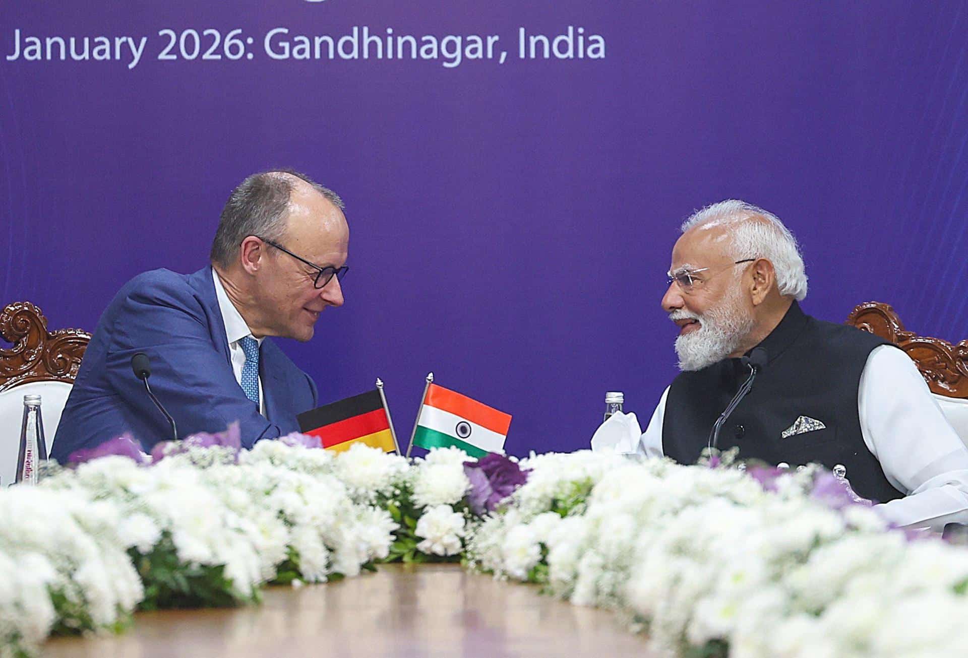 El canciller alemán, Friedrich Merz (I,) y el primer ministro indio, Narendra Modi (D), durante el Foro de CEO de India-Alemania en Gandhinagar, India, el 12 de enero de 2026. EFE/EPA/PIB HANDOUT USO EDITORIAL SÓLO/NO VENTAS