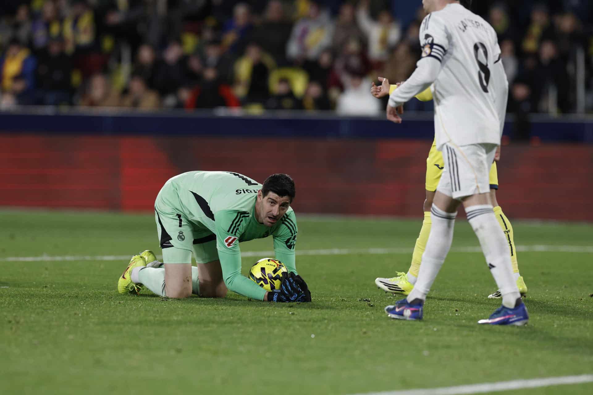 El guardameta belga del Real Madrid, Thibaut Courtois, durante el partido de la jornada 21 de LaLiga que Villarreal CF y Real Madrid disputaron en el estadio de La Cerámica. EFE/Kai Forsterling
