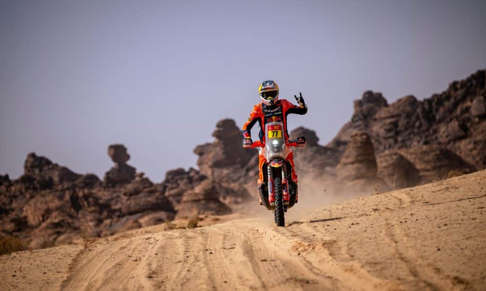 El argentino Luciano Benavides se ha impuesto en la categoría reina de motos en la quinta etapa del rally Dakar 2025, con 371 kilómetros de especial con final en Hail.. EFE/ Redbullmediahouse