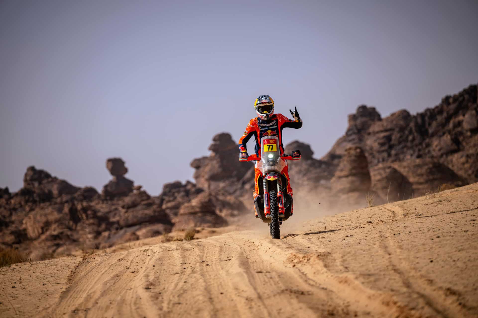 El argentino Luciano Benavides se ha impuesto en la categoría reina de motos en la quinta etapa del rally Dakar 2025, con 371 kilómetros de especial con final en Hail.. EFE/ Redbullmediahouse