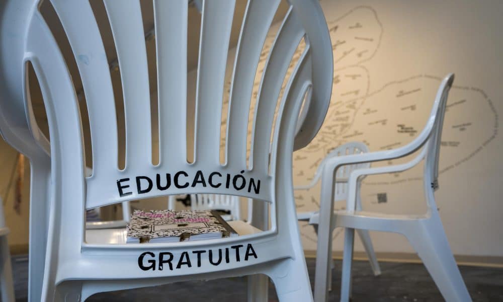 Fotografía del 26 de enero de 2026 que muestra una silla con la frase "educación gratuita" durante la exposición de la plataforma LA ESCUELA en el MoMA PS1, espacio independiente del Museo de Arte Moderno (MoMA) en el barrio de Queens, Nueva York (Estados Unidos). EFE /Ángel Colmenares