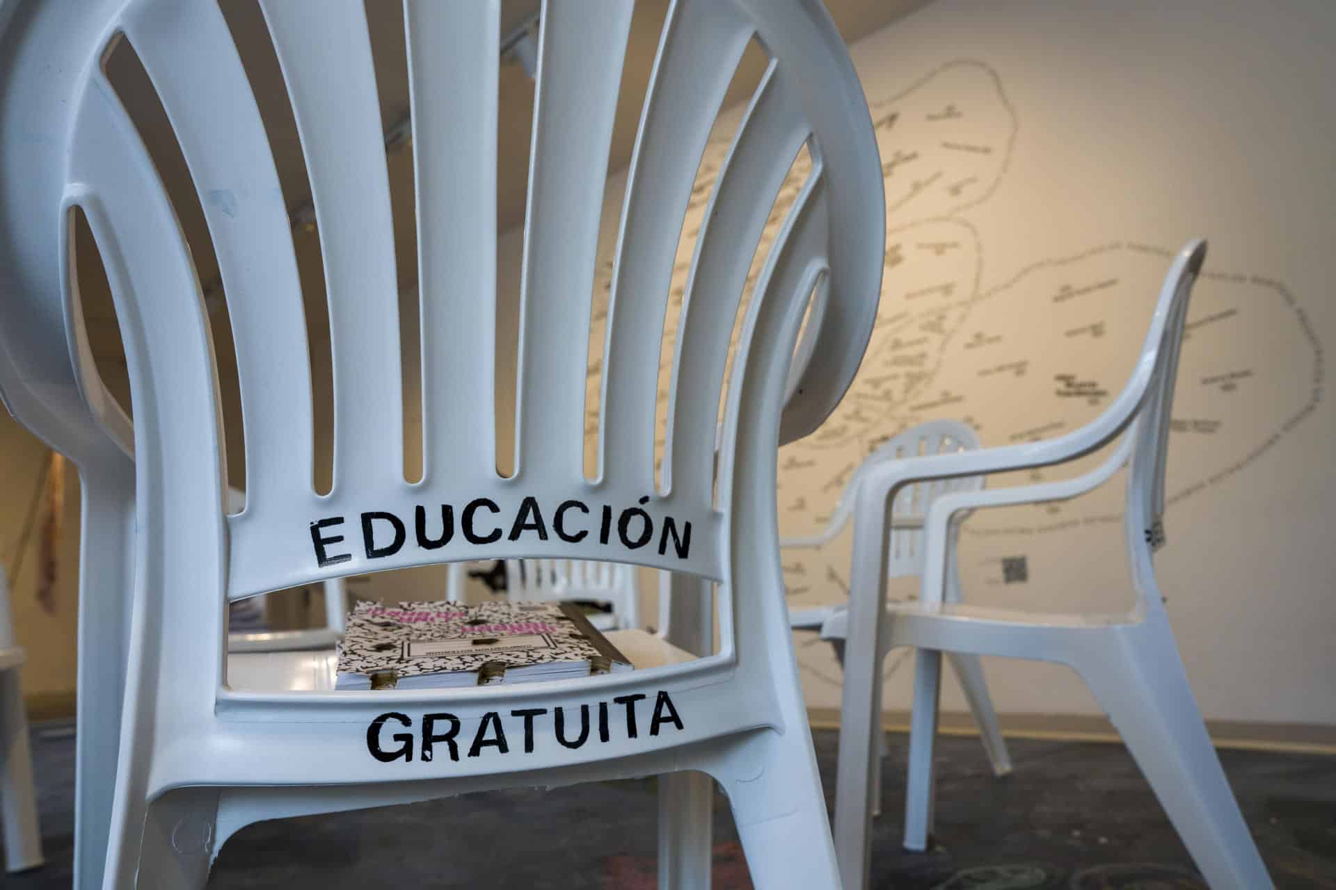Fotografía del 26 de enero de 2026 que muestra una silla con la frase "educación gratuita" durante la exposición de la plataforma LA ESCUELA en el MoMA PS1, espacio independiente del Museo de Arte Moderno (MoMA) en el barrio de Queens, Nueva York (Estados Unidos). EFE /Ángel Colmenares