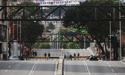 Fotografía que muestra una calle vacía este sábado, en Caracas (Venezuela). EFE/ Miguel Gutiérrez