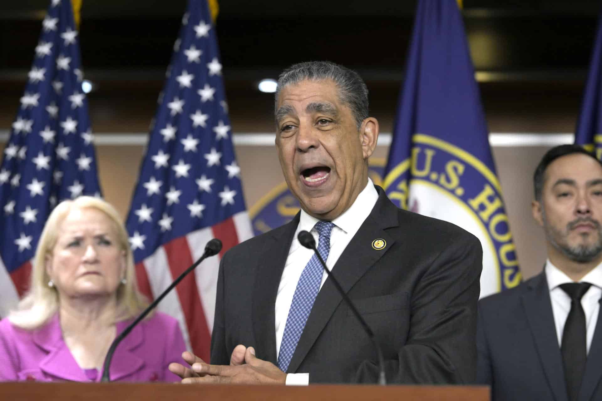 El presidente del Caucus Hispano, Adriano Espaillat,, habla durante una rueda de prensa este viernes, en Washington (Estados Unidos). Imagen de archivo. EFE/ Lenin Nolly