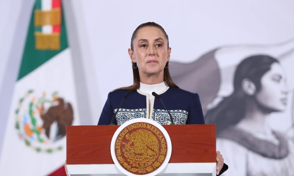 La presidenta de México, Claudia Sheinbaum, habla durante una rueda de prensa este lunes, en Palacio Nacional, en Ciudad de México (México). EFE/Mario Guzmán
