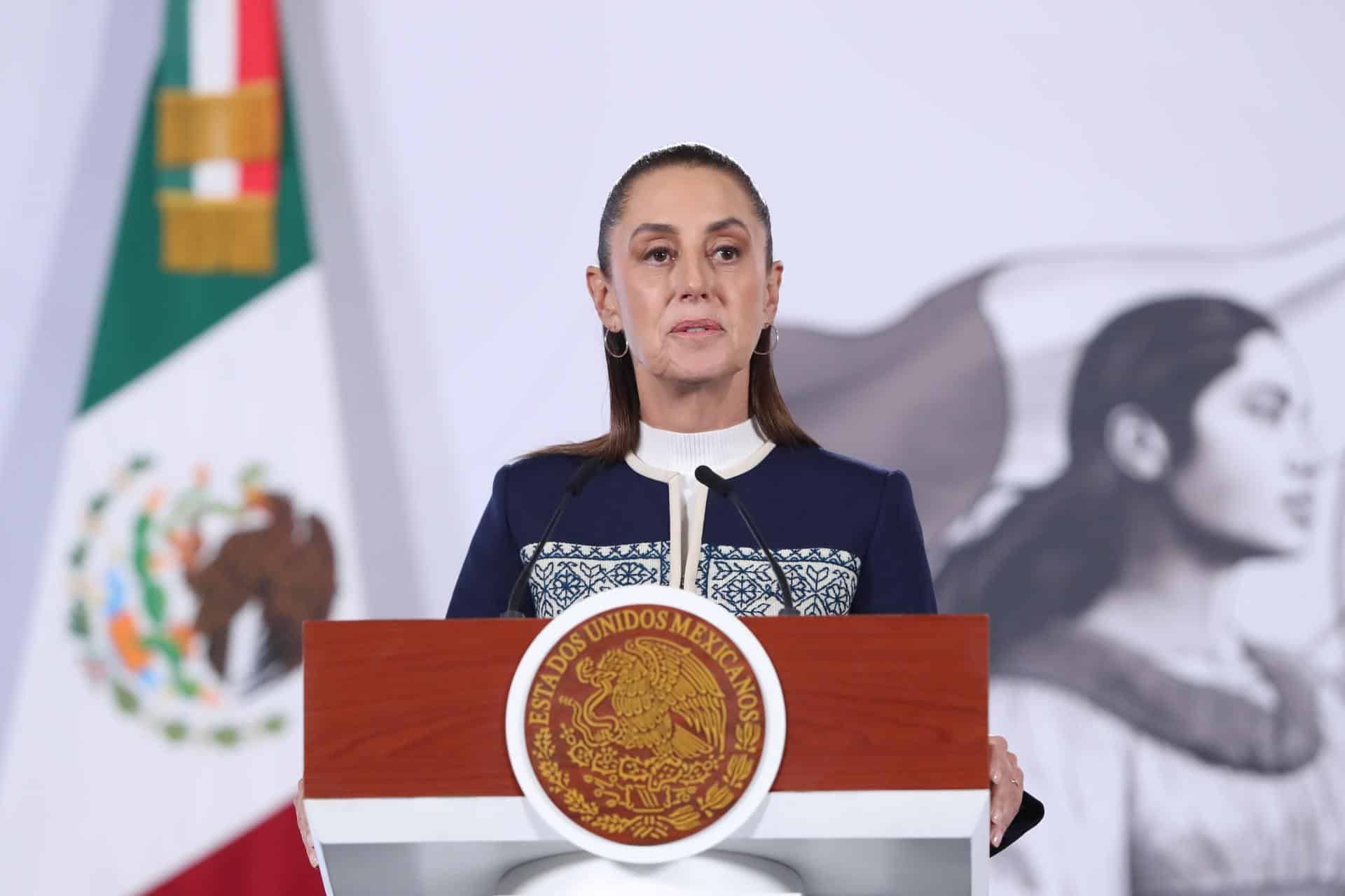 La presidenta de México, Claudia Sheinbaum, habla durante una rueda de prensa este lunes, en Palacio Nacional, en Ciudad de México (México). EFE/Mario Guzmán