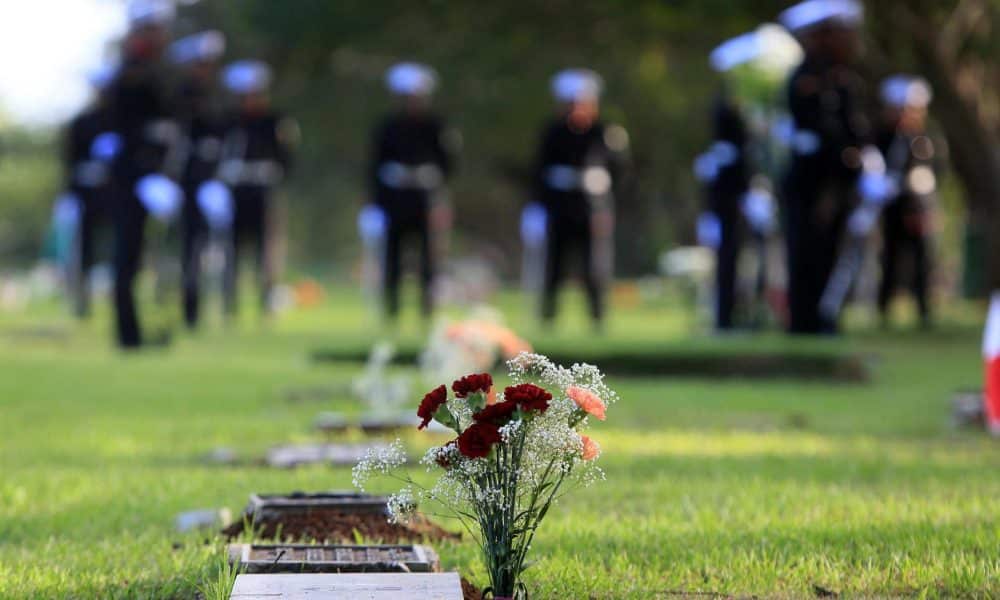 Fotografía de archivo de un grupo de personas que asiste a un acto conmemorativo al aniversario de invasión de EE.UU. a Panamá en un camposanto de la ciudad de Panamá. EFE/Alejandro Bolívar