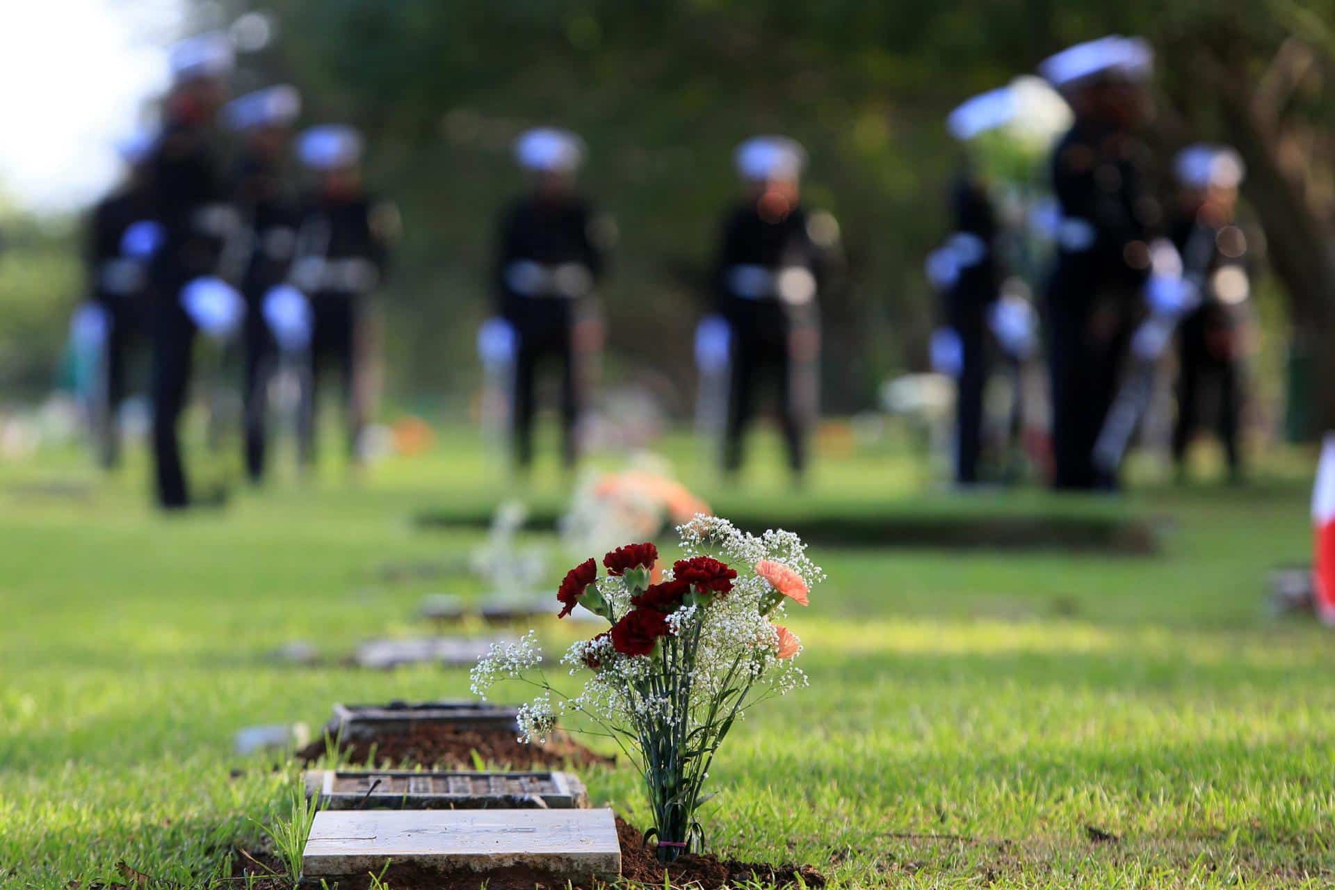 Fotografía de archivo de un grupo de personas que asiste a un acto conmemorativo al aniversario de invasión de EE.UU. a Panamá en un camposanto de la ciudad de Panamá. EFE/Alejandro Bolívar