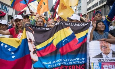 sostienen carteles en una manifestación este viernes, en Caracas (Venezuela). EFE/ Boris Vergara