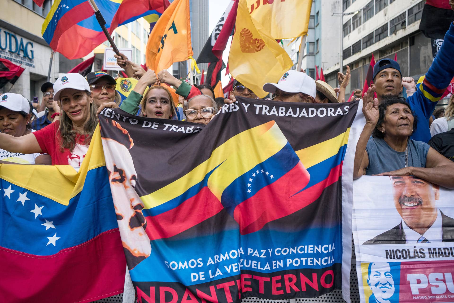 sostienen carteles en una manifestación este viernes, en Caracas (Venezuela). EFE/ Boris Vergara