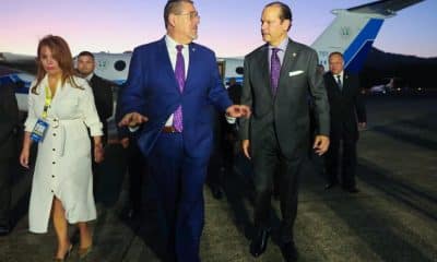 Fotografía cedida por la Cancillería de Panamá que muestra al presidente de Guatemala, Bernardo Arévalo (i), caminando junto al canciller de Panamá, Javier Martínez-Acha Vásquez este martes, en el Aeropuerto Internacional Panamá Pacífico en Ciudad de Panamá (Panamá). EFE/ Cancillería de Panamá / SOLO USO EDITORIAL/ NO VENTAS/ SOLO DISPONIBLE PARA ILUSTRAR LA NOTICIA QUE ACOMPAÑA (CRÉDITO OBLIGATORIO)