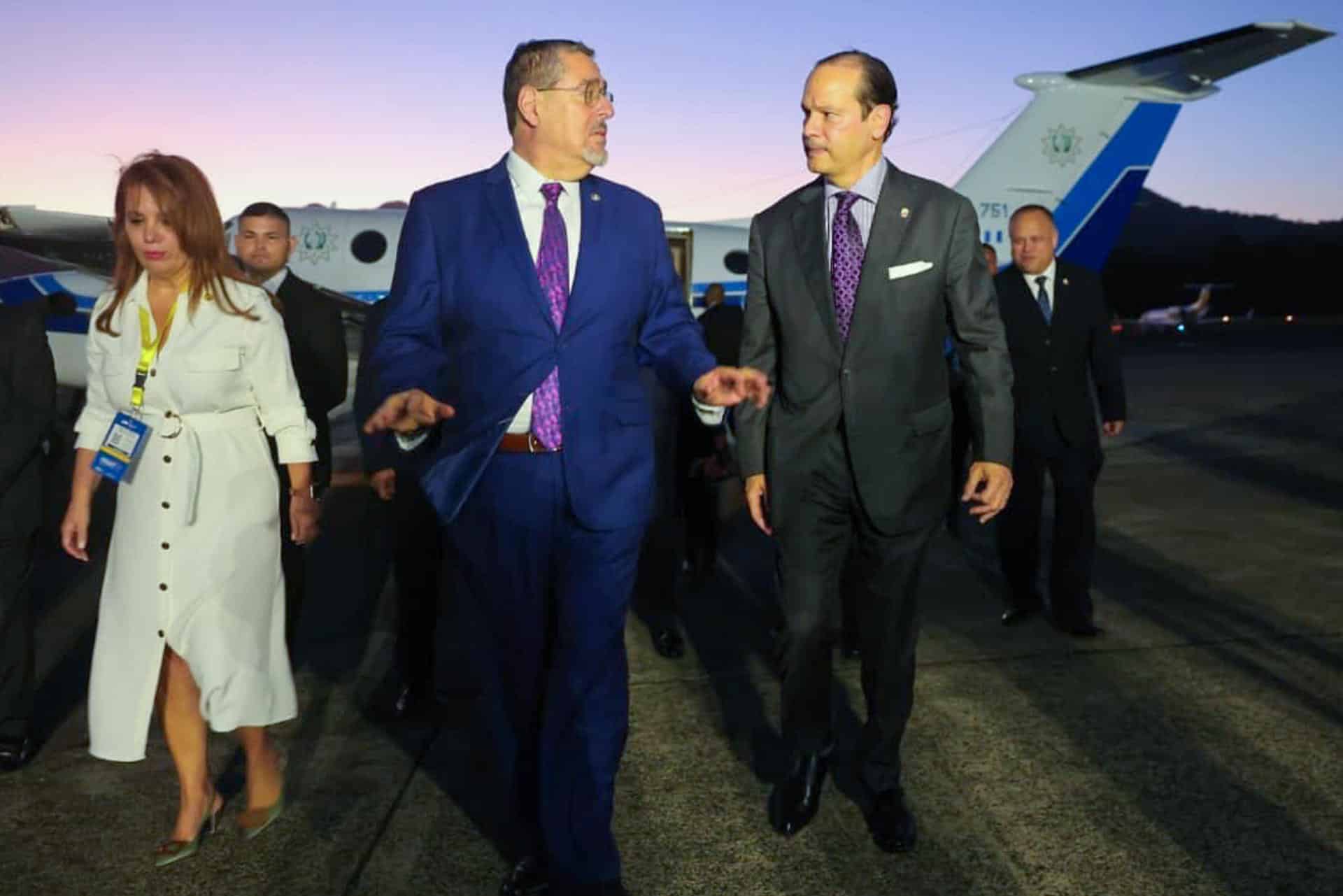 Fotografía cedida por la Cancillería de Panamá que muestra al presidente de Guatemala, Bernardo Arévalo (i), caminando junto al canciller de Panamá, Javier Martínez-Acha Vásquez este martes, en el Aeropuerto Internacional Panamá Pacífico en Ciudad de Panamá (Panamá). EFE/ Cancillería de Panamá / SOLO USO EDITORIAL/ NO VENTAS/ SOLO DISPONIBLE PARA ILUSTRAR LA NOTICIA QUE ACOMPAÑA (CRÉDITO OBLIGATORIO)